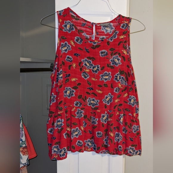 Sleeveless pink floral top 🌺 light and airy - Picture 3 of 11